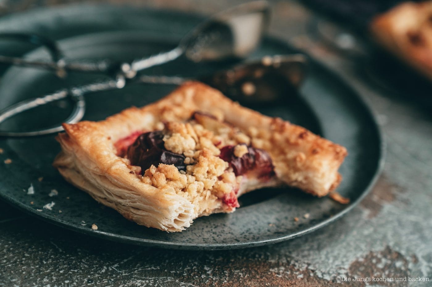 Rezept für ein einfaches Blätterteig-Gebäck. Pflaumen mit einer feinen Quarkcreme und knusprigen Streuseln - unwiderstehlich lecker und schnell für die Gäste gebacken!